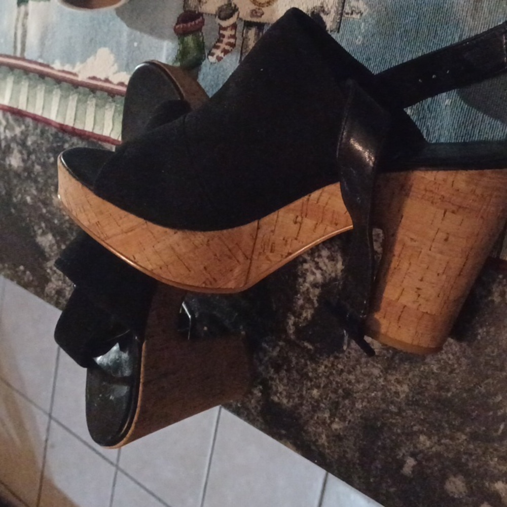 Shoes - Picture 4 of 4